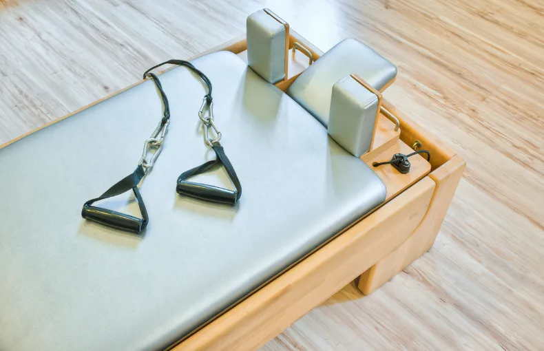 小諸市にある「ブルーマリンスポーツクラブ小諸店」のブログ用アイキャッチ画像です。ピラティスリフォーマーの写真です。