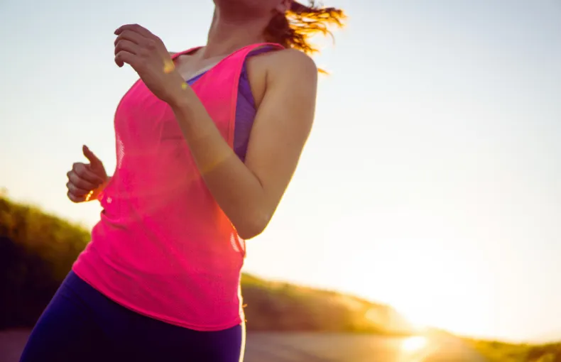 小諸市のジム「ブルーマリンスポーツクラブ小諸店」のブログ用アイキャッチ画像。女性がランニングしている写真です。