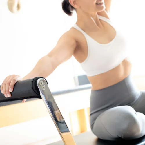 ピラティスリフォーマーでのトレーニングシーン