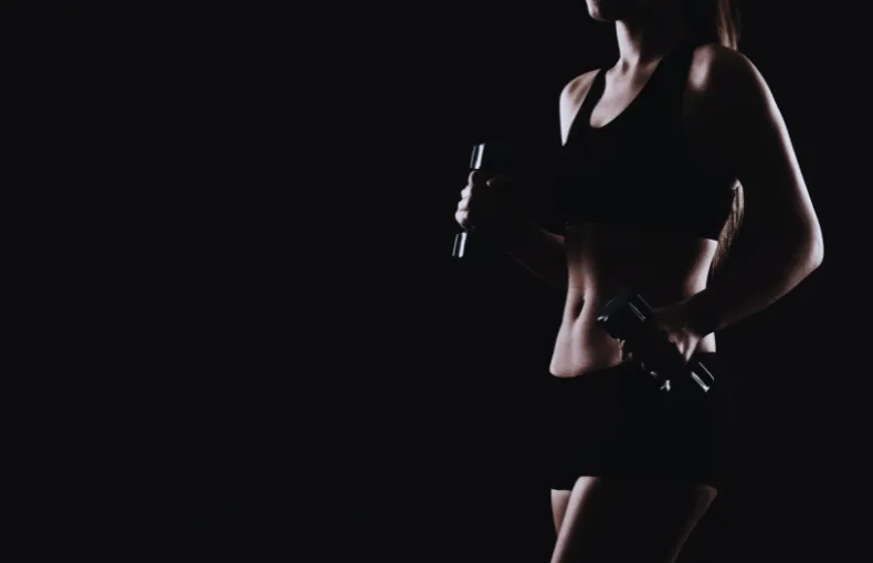 小諸市で筋トレや有酸素運動に取り組む健康的な女性のイメージ写真