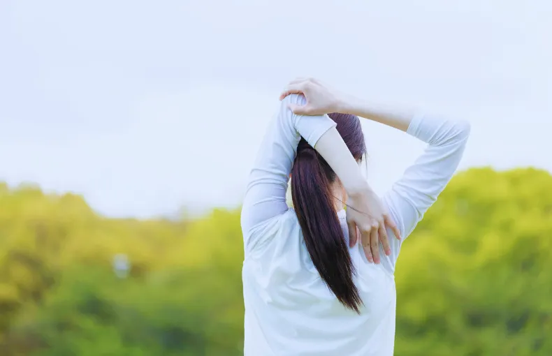 ブル―マリンスポーツクラブ小諸店で柔軟体操をする女性の後ろ姿