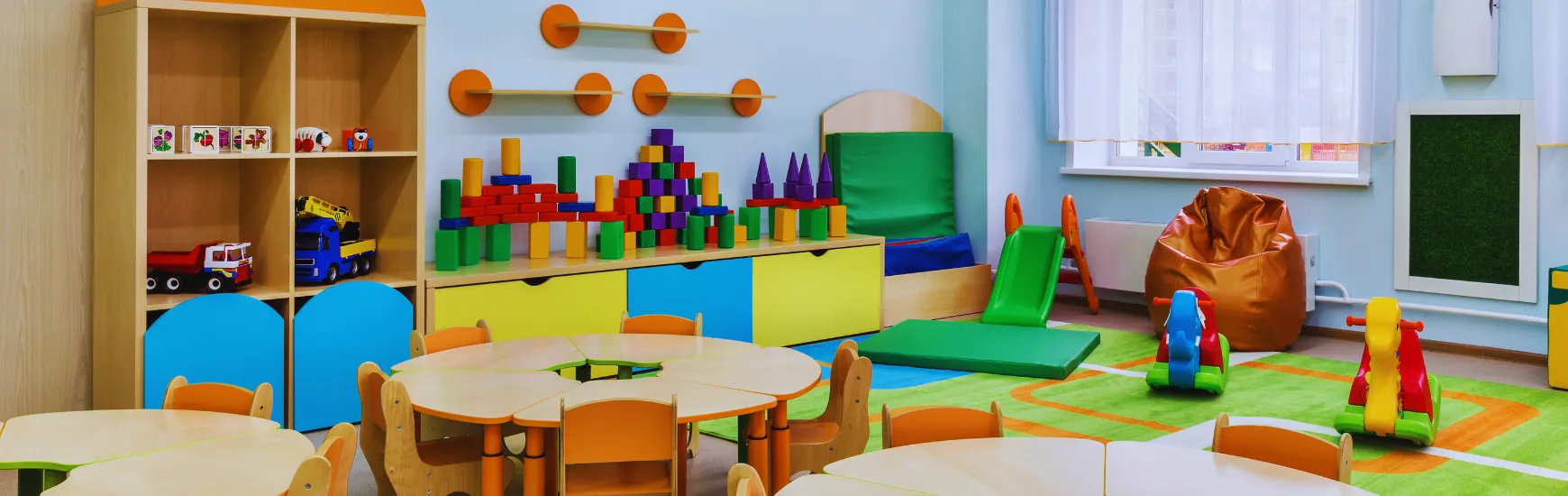 ブルーマリンスポーツクラブ小諸店の託児スペース。おもちゃやカラフルな遊具が並ぶ安心・清潔な室内の様子。