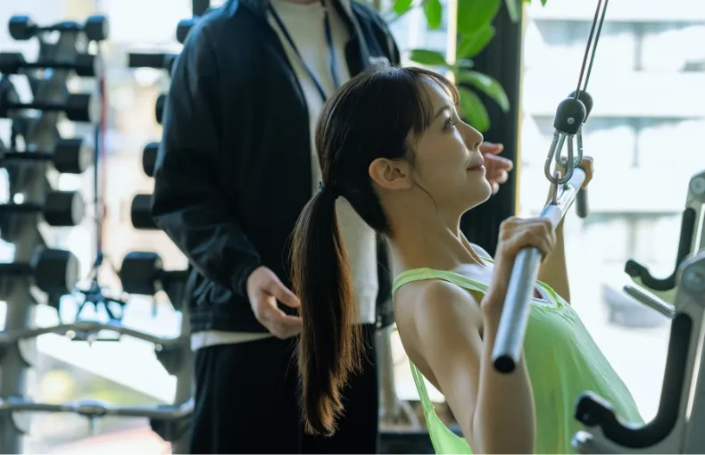 ブル―マリンスポーツクラブ小諸店のジムで筋力とレービングをする女性の画像